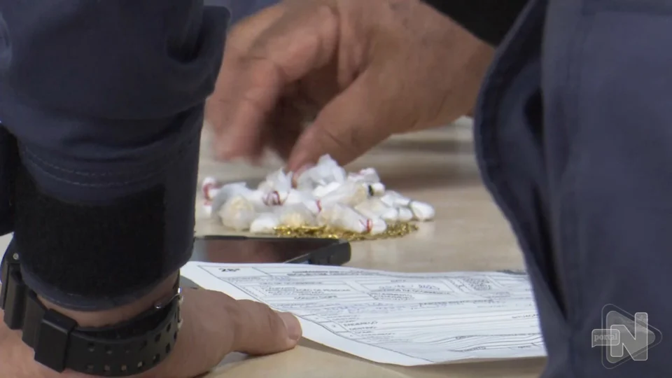 VÍDEO: homem é preso suspeito de vender drogas em via pública de Manaus