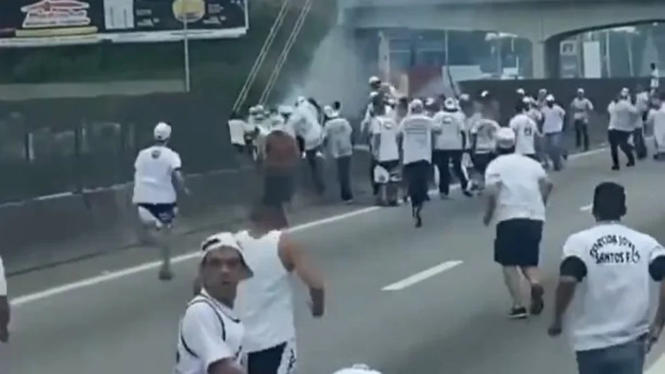 Briga entre torcedores do Santos e Botafogo causa interdição de rodovia