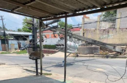 VÍDEO: poste tomba sob fiação de energia na Zona Leste de Manaus