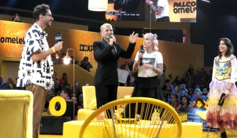 VÍDEO: Xuxa é homenageada na CCXP e fala sobre haters e nostalgia