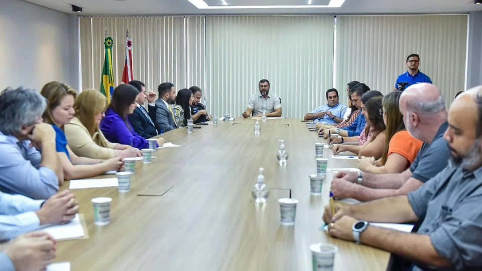 Após crise na saúde, governo anuncia normalização dos serviços no AM