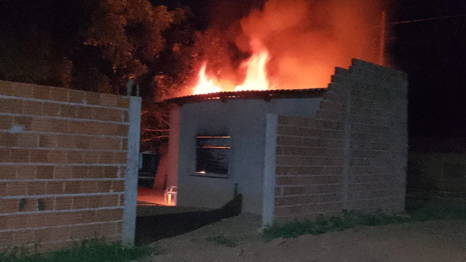Suspeito de incendiar casa da ex-esposa por ciúmes é preso em Rio Sono-TO