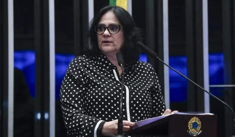 Damares Alves tem alta hospitalar após sofrer paralisia facial