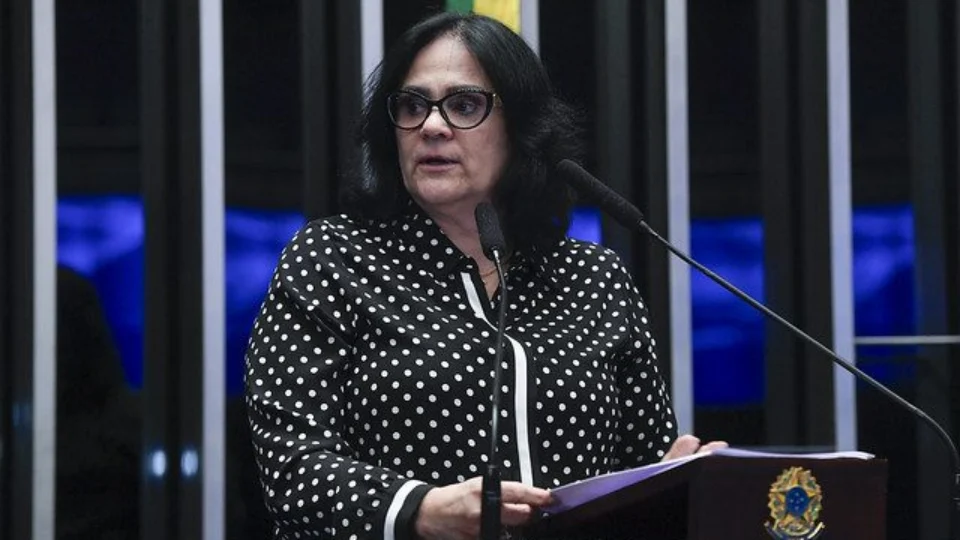 Damares Alves tem alta hospitalar após sofrer paralisia facial