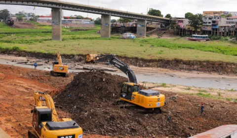 Manaus assina ordem de serviço para desassoreamento de igarapés