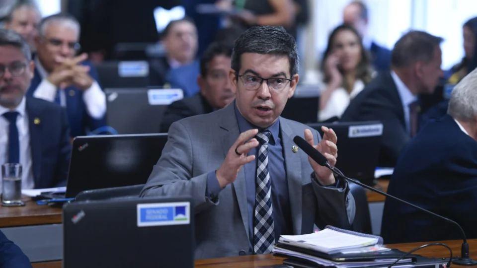 Sancionada lei que incentiva a permanência de alunos no ensino médio