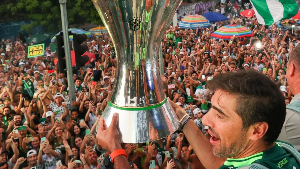 Abel Ferreira mantém suspense sobre futuro no Palmeiras após título brasileiro