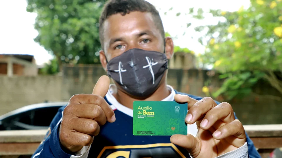 Moradores afetados por enchentes protestam por auxílio em Rio Branco, no Acre