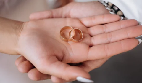 Homem trans muda de sexo para casar com companheira na Índia