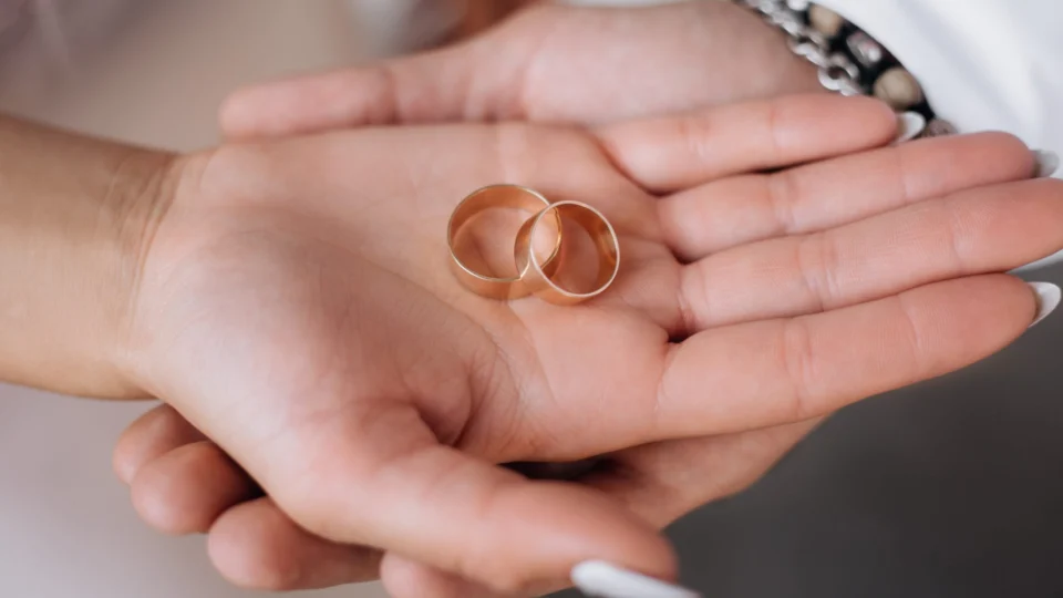 Homem trans muda de sexo para casar com companheira na Índia