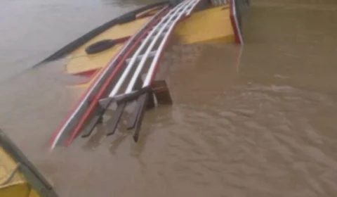 Barco com 40 pescadores naufraga em rio no interior do Acre