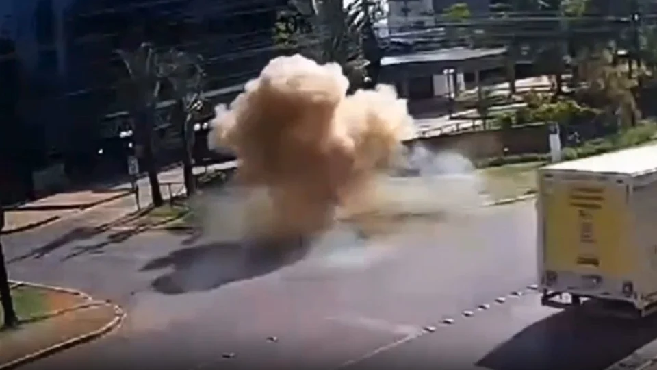 Câmera flagra momento em que bueiro explode e tampa ‘voa’ em Brasília; veja