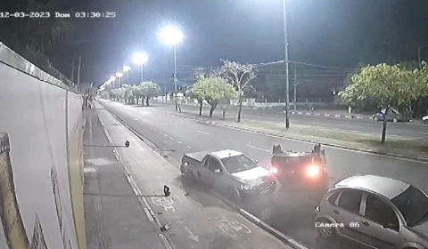 Carro capota após bater em picape estacionada em avenida de Boa Vista