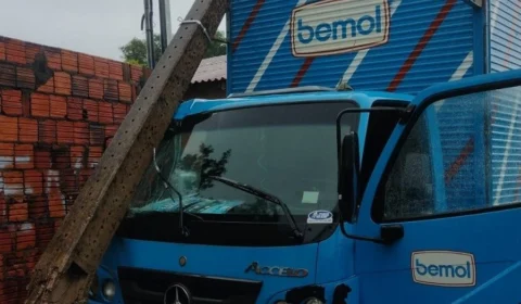 VÍDEO: suspeitos roubam caminhão-baú e fogem após perseguição no AC