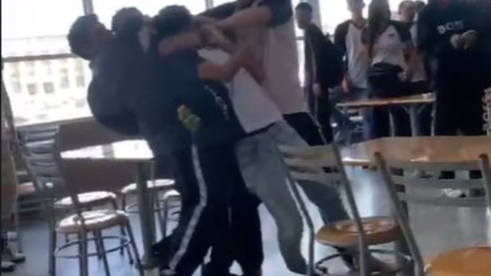 Adolescente desmaia com ‘mata-leão’ durante briga em Boa Vista-RR