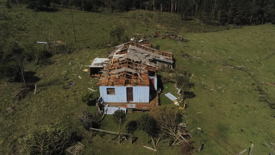 VÍDEO: tornado causa inundação e prejuízo em Santa Catarina