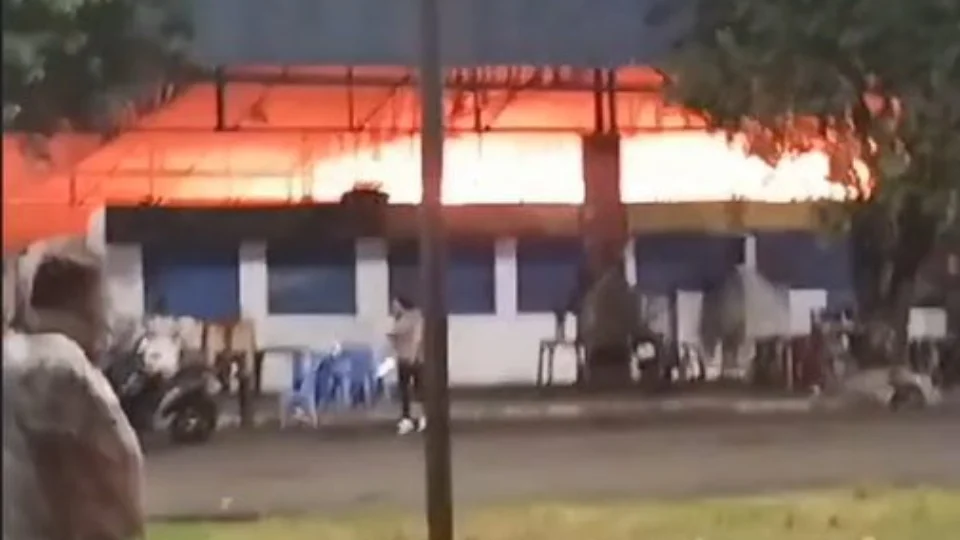 Vídeo: incêndio atinge boxes dentro da feira do Santo Antônio em Manaus