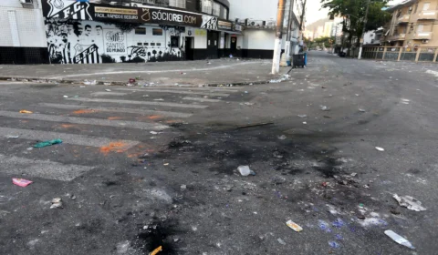 Torcida do Santos se revolta após time ser rebaixado pela 1ª vez à Série B