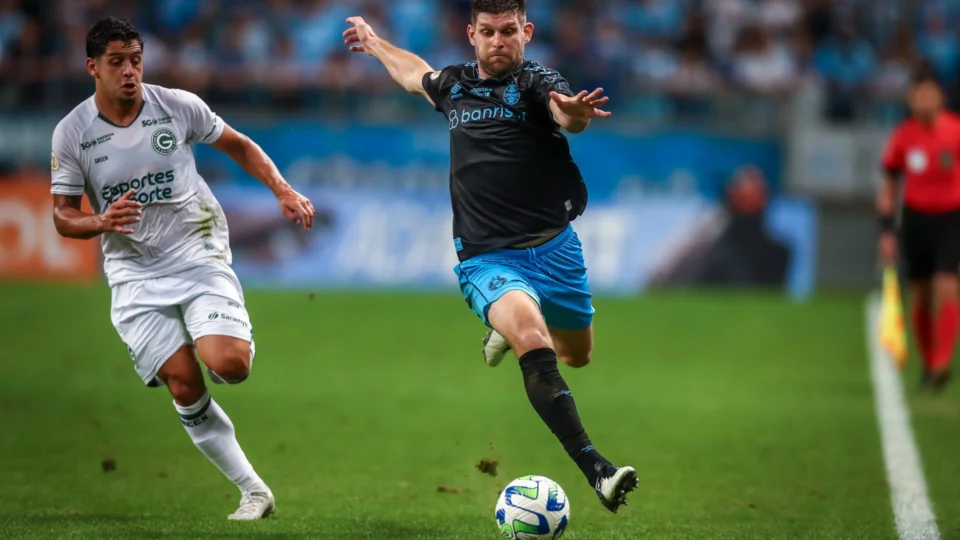 Grêmio vence de virada, rebaixa o Goiás e confirma vaga na Libertadores