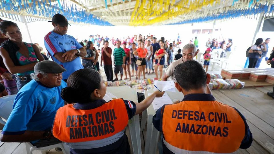 Nível do Rio Negro sobe 63 centímetros, mas famílias seguem em alerta devido a seca no AM