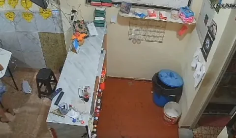 VÍDEO: câmera flagra momento que mulher ateia fogo em homem no RJ