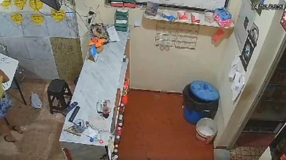 VÍDEO: câmera flagra momento que mulher ateia fogo em homem no RJ