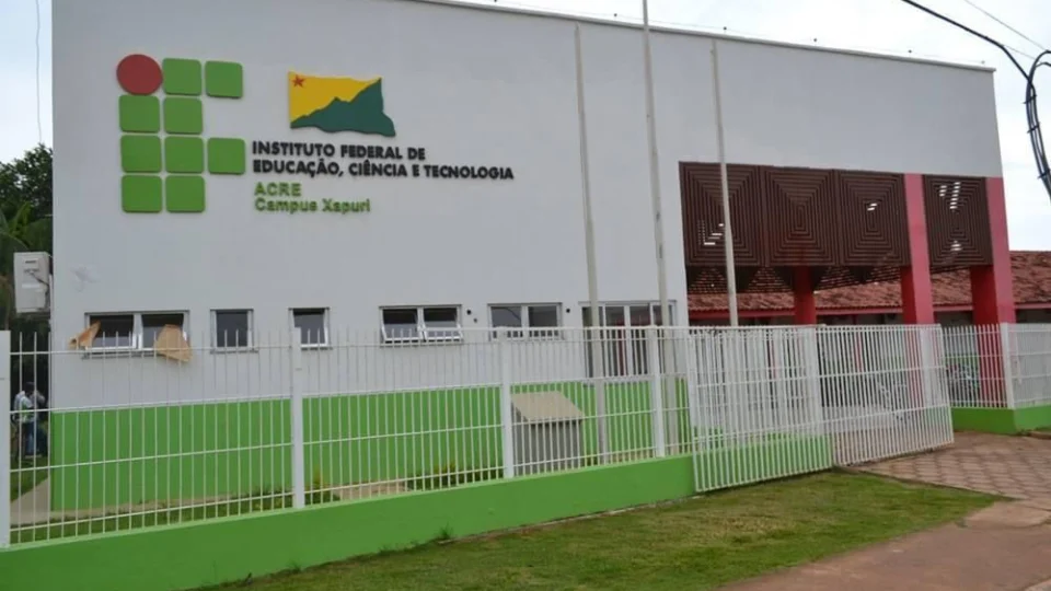 Professor denunciado por agredir aluno de 16 anos é afastado do cargo no Acre