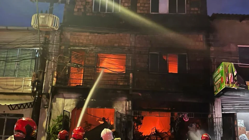 Incêndio de grande proporção atinge prédio de 4 andares em Manaus