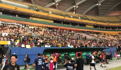 Torcedores chegam para o ‘Jogo dos famosos’ em Manaus