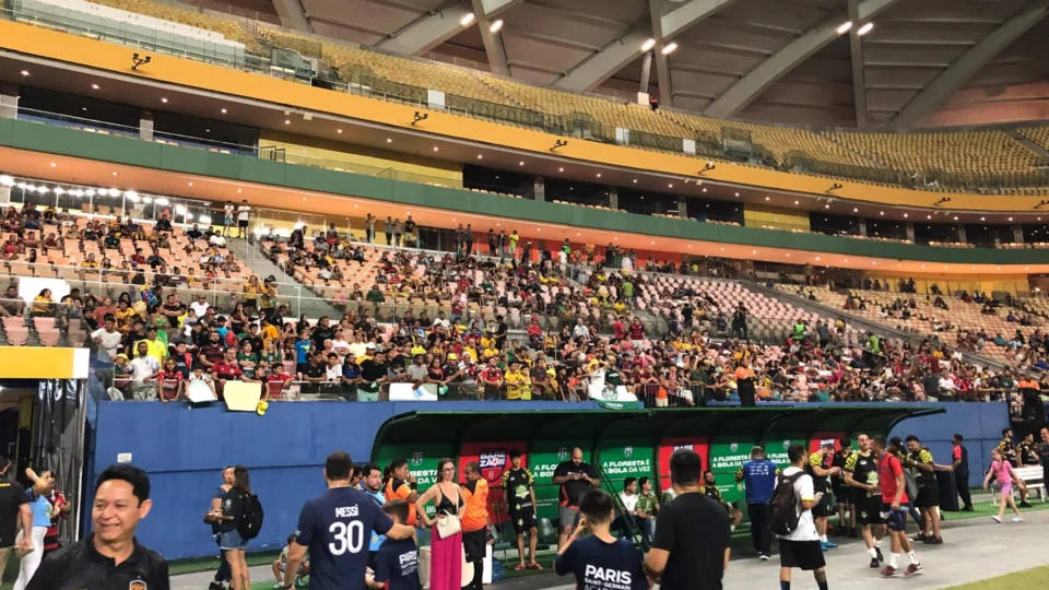 Torcedores chegam para o ‘Jogo dos famosos’ em Manaus