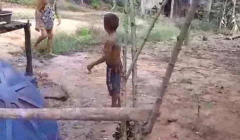 VÍDEO: mãe é presa suspeita de espancar filho em comunidade de Coari-AM