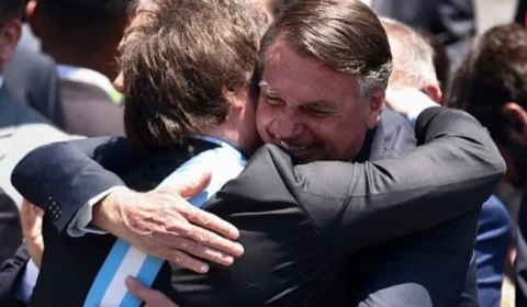 Bolsonaro tenta sair em foto oficial na Argentina, mas é retirado