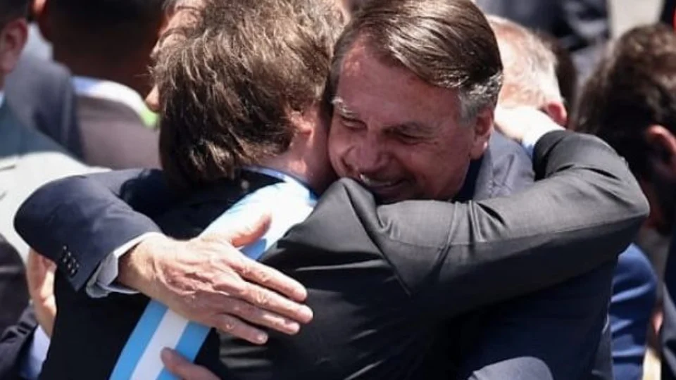 Bolsonaro tenta sair em foto oficial na Argentina, mas é retirado