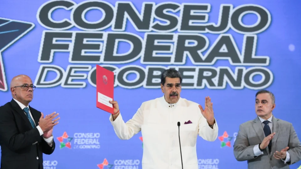 Maduro propõe lei para criar província e explorar petróleo na área