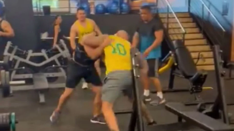 VÍDEO: PM e homem brigam dentro de academia em Manaus