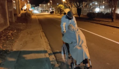 Idoso enfrenta frio de 2ºC para levar mulher cadeirante para casa, na Espanha