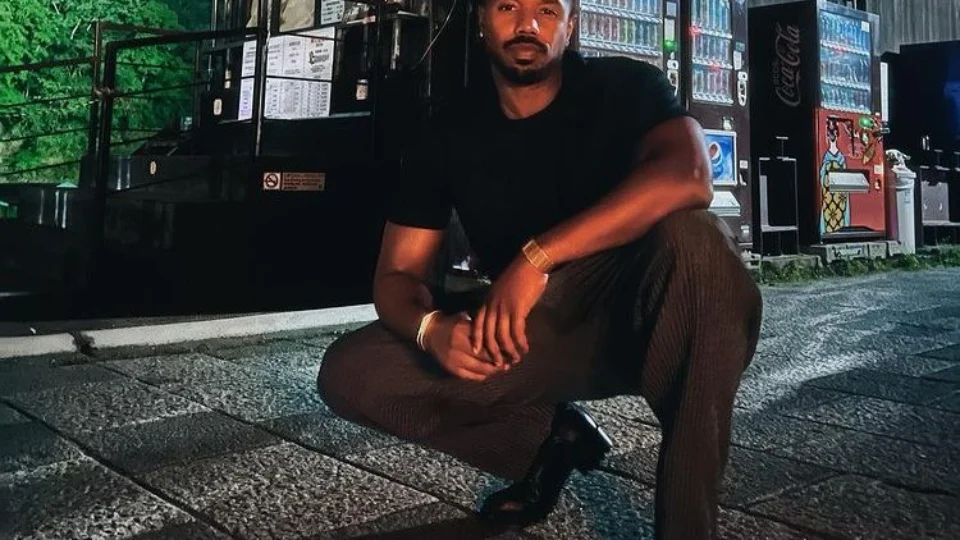 Astro de ‘Pantera Negra’ destrói Ferrari milionária batendo em carro estacionado