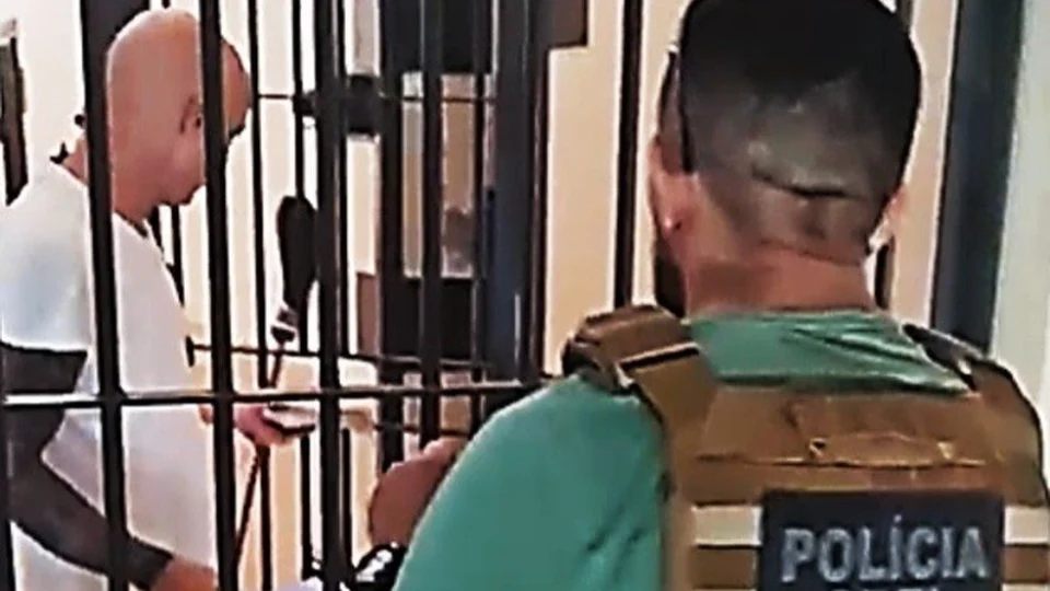 Policial penal é preso suspeito de levar drogas e celulares a prisão no Acre