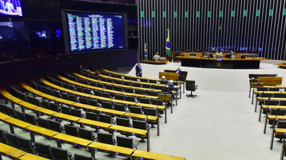 Câmara aprova na madrugada medida que diminui transparência em licitações