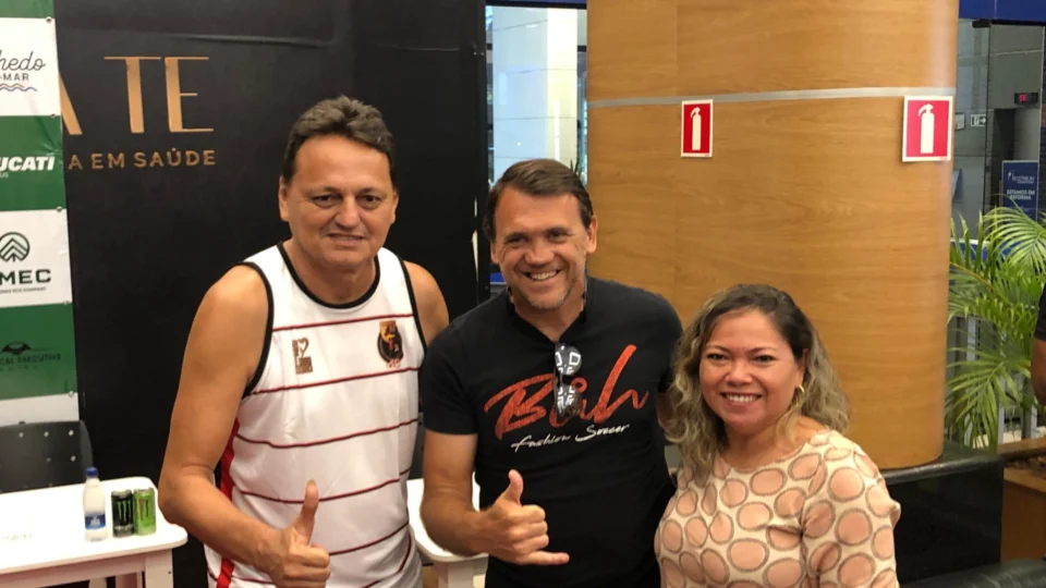 Jogo dos Famosos: Time das Estrelas faz tarde de autógrafos em Manaus