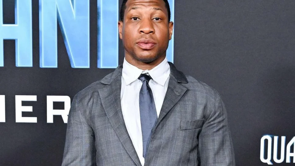 Jonathan Majors é demitido da Marvel após ser culpado de agredir a ex-namorada