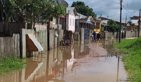 Rio Tarauacá ultrapassa cota de transbordo e atinge casas no Acre