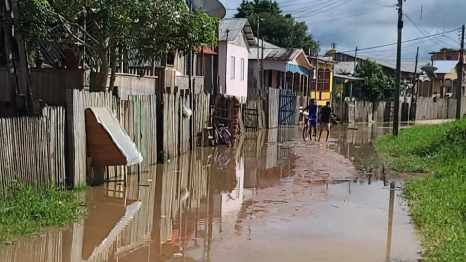 Rio Tarauacá ultrapassa cota de transbordo e atinge casas no Acre
