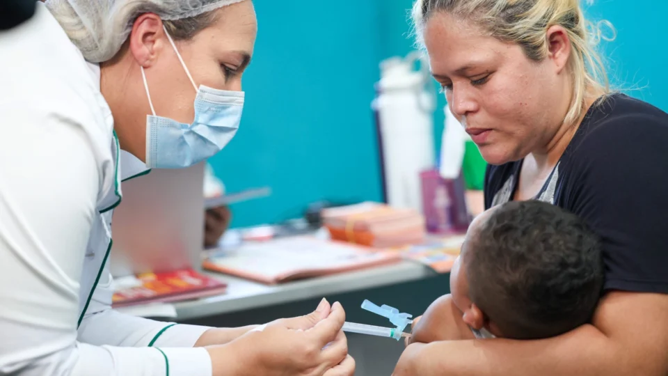 Brasil aumenta cobertura de 8 vacinas para crianças com 1 ano em 2023, diz MS