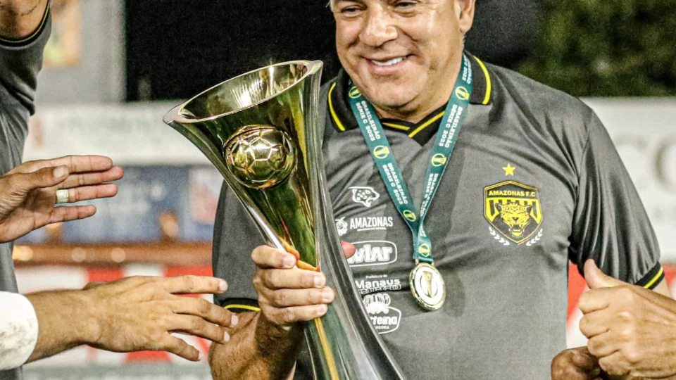 Amazonas FC mantém técnico Luizinho Vieira para 2024