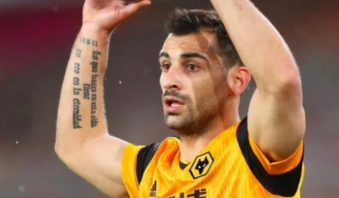 Lateral suspenso pelo Wolverhampton agrediu companheiro, cuspiu em auxiliar e quebrou televisão