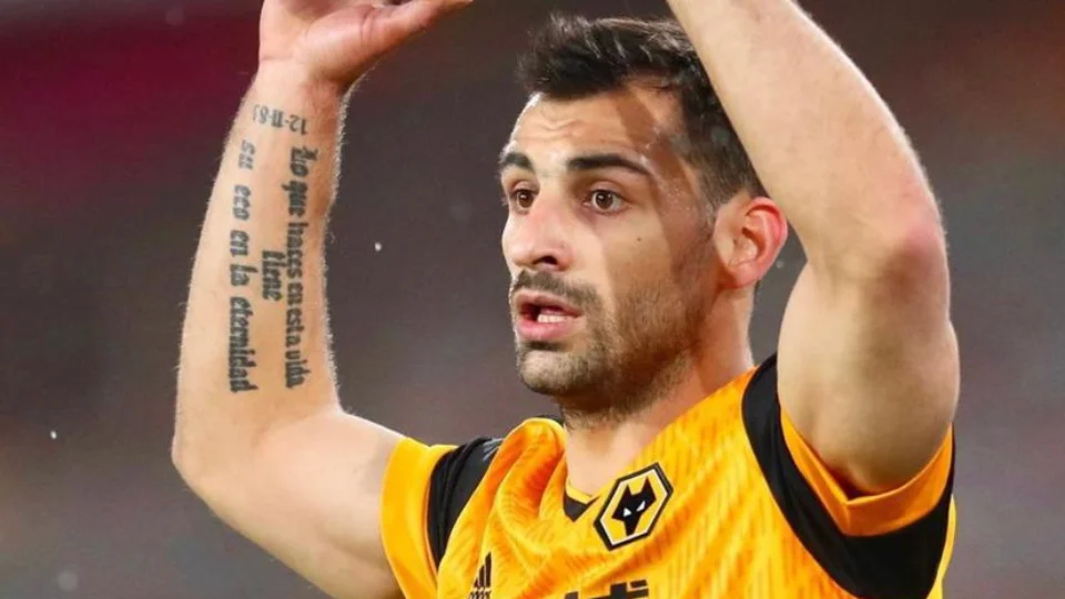 Lateral suspenso pelo Wolverhampton agrediu companheiro, cuspiu em auxiliar e quebrou televisão