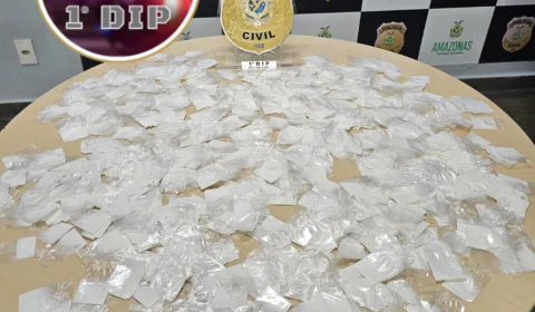 Homem é preso com mais de mil trouxinhas de cocaína, em Manaus