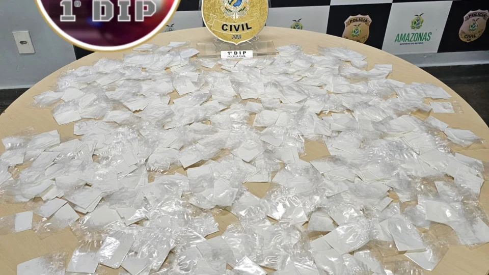 Homem é preso com mais de mil trouxinhas de cocaína, em Manaus