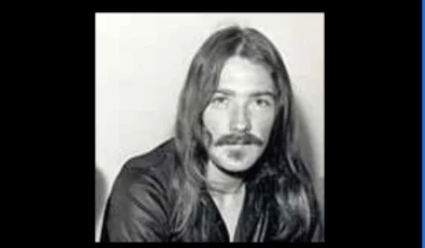 Morre Colin Burgess, o primeiro baterista do AC/DC, aos 77 anos